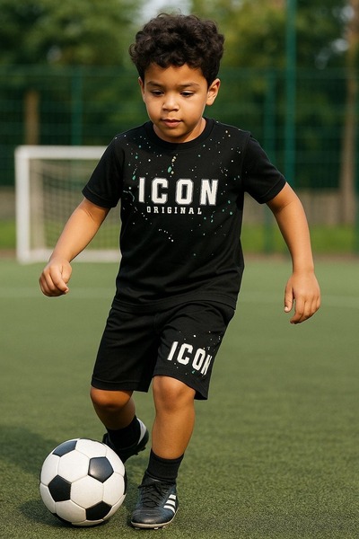 Icon zomerset voor jongens. Verkrijgbaar in de maten 92/98, 104/110, 116/122, 128/134, 140/146, 152/158, en 164/170.