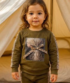 Joggingpak legergroen voor meisjes, verkrijgbaar in de maten: Korte spijkershort met bloemen voor meisjes. Verkrijgbaar in de maten: 92/98, 104/110, 116/122, 128/134, 140/146, 152/158, en 164/170.