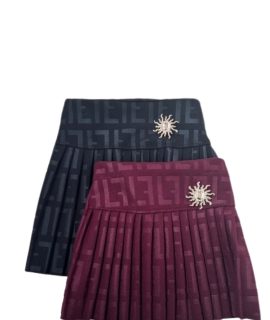 Bordeaux en zwarte rokjes.